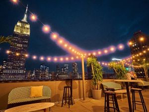 Best Hotels with Rooftop Bars in New York City: Top Spots for Incredible Views and Drinks