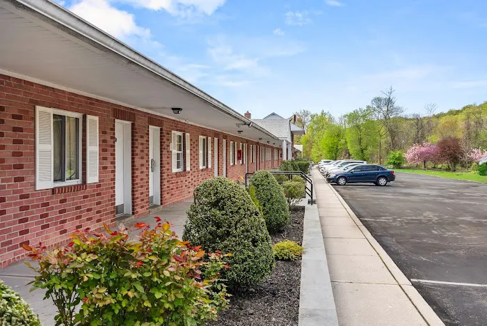Ardsley Acres Hotel Court 4