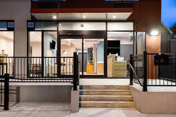 Days Inn by Wyndham Staten Island 4