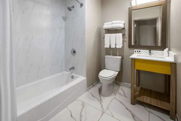 Days Inn by Wyndham Staten Island 4