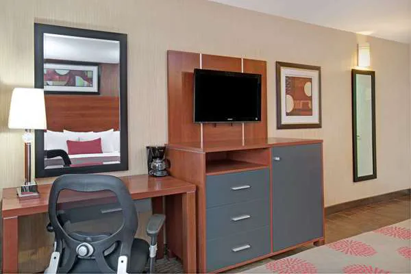 Ramada by Wyndham Staten Island 4