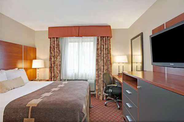 Ramada by Wyndham Staten Island 4