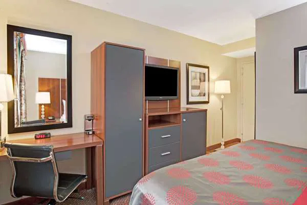 Ramada by Wyndham Staten Island 4