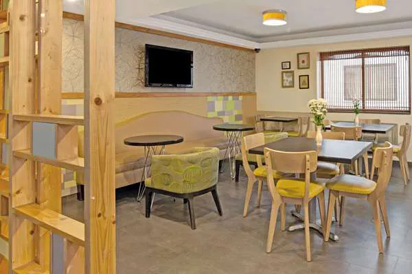 Ramada by Wyndham Staten Island 4
