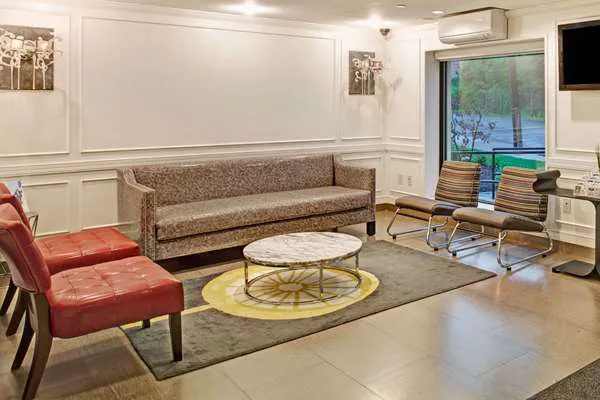 Ramada by Wyndham Staten Island 4