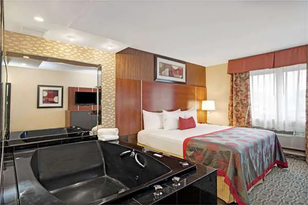 Ramada by Wyndham Staten Island 4