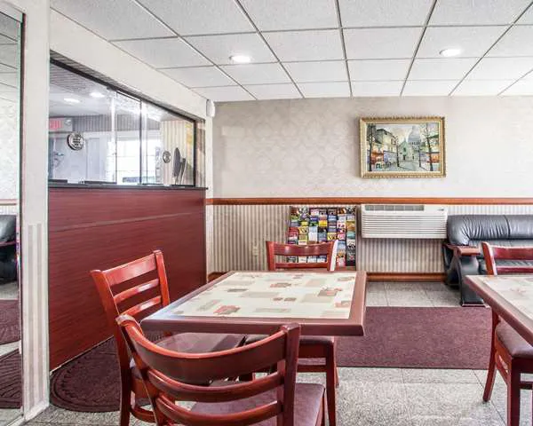 Rodeway Inn 4