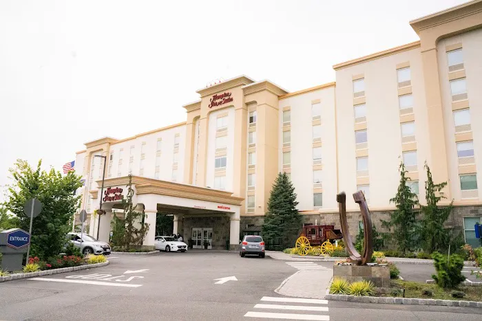 Hampton Inn & Suites Staten Island 4