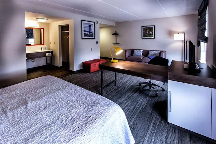 Hampton Inn & Suites Staten Island 4