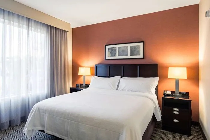 Embassy Suites by Hilton Newark Airport 4