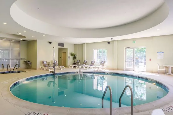 Embassy Suites by Hilton Newark Airport 4