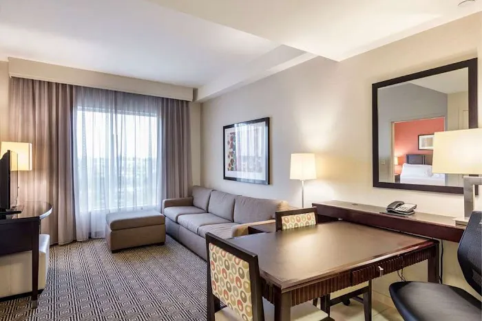 Embassy Suites by Hilton Newark Airport 4
