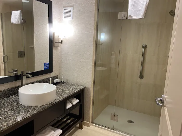 Embassy Suites by Hilton Newark Airport 4