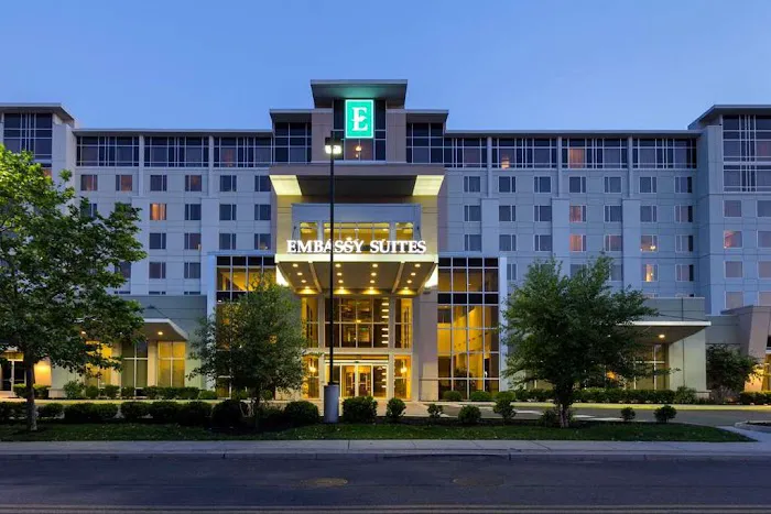 Embassy Suites by Hilton Newark Airport 4