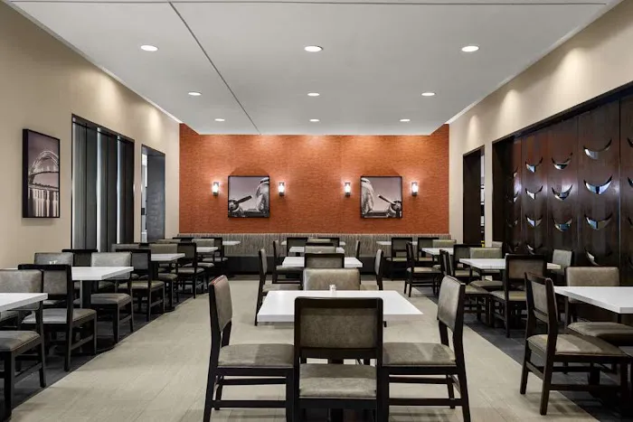 Embassy Suites by Hilton Newark Airport 4