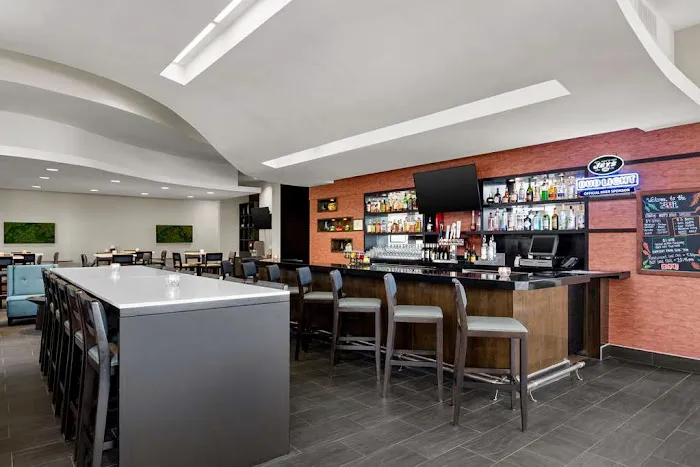 Embassy Suites by Hilton Newark Airport 4