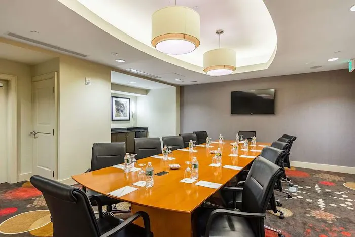 Embassy Suites by Hilton Newark Airport 4