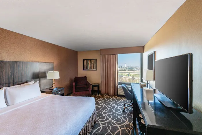 Crowne Plaza Newark Airport, an IHG Hotel 4