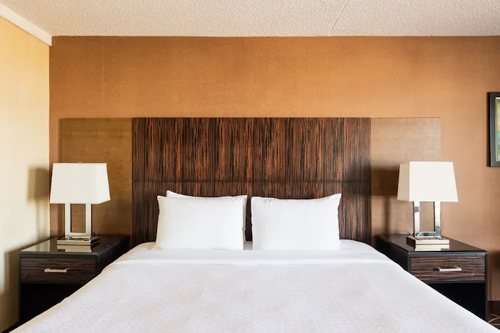 Crowne Plaza Newark Airport, an IHG Hotel 4