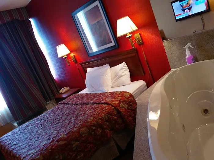 Ramada by Wyndham East Orange 4