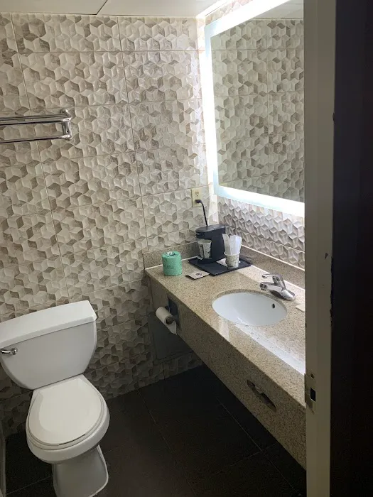 Ramada by Wyndham East Orange 4