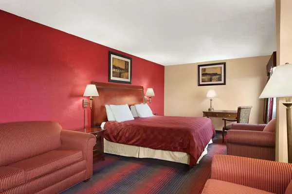 Ramada by Wyndham East Orange 4