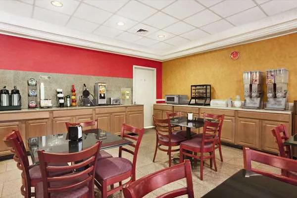Ramada by Wyndham East Orange 4