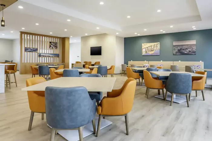 Comfort Inn & Suites Newark Liberty International Airport 5