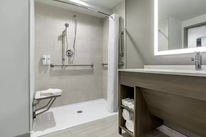 Comfort Inn & Suites Newark Liberty International Airport 5
