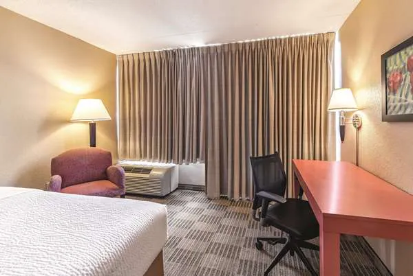 Ramada by Wyndham Fairfield NJ 4
