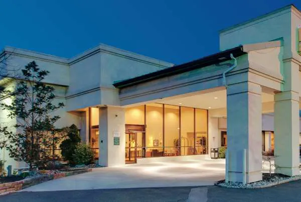 Ramada by Wyndham Fairfield NJ 4