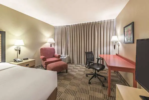 Ramada by Wyndham Fairfield NJ 4