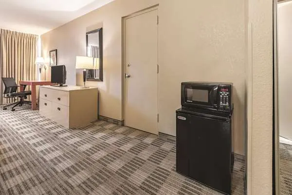 Ramada by Wyndham Fairfield NJ 4