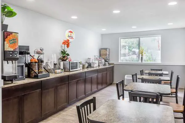 FAIRBRIDGE INN EXPRESS 4