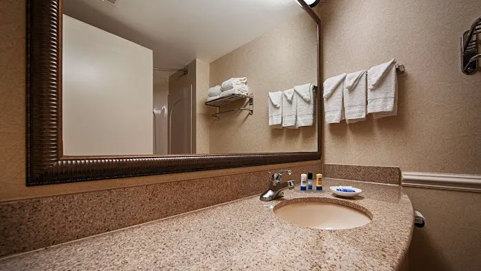 Riverview Inn & Suites 4