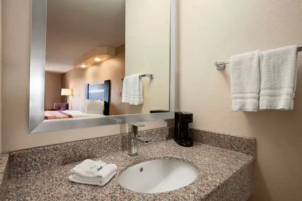 Super 8 by Wyndham Rahway/Newark 4