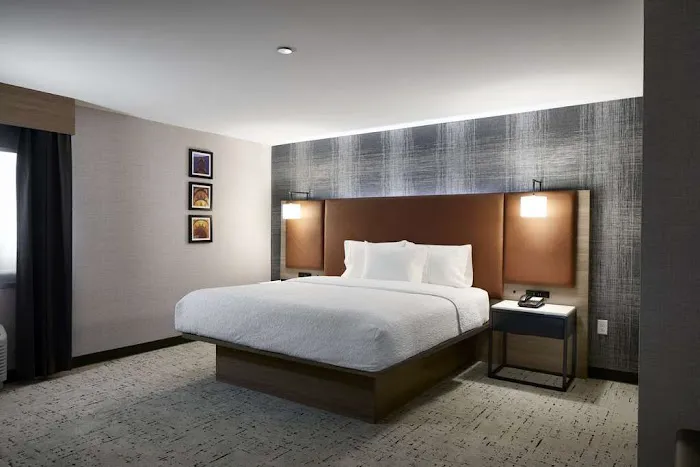 Hampton Inn Newark Airport 4