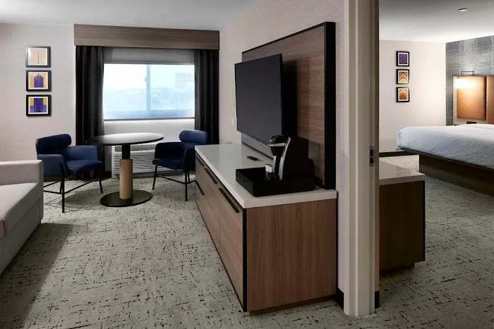 Hampton Inn Newark Airport 4