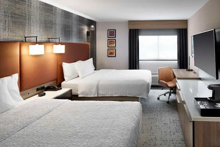 Hampton Inn Newark Airport 4