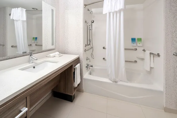 Home2 Suites by Hilton Newark Airport 4