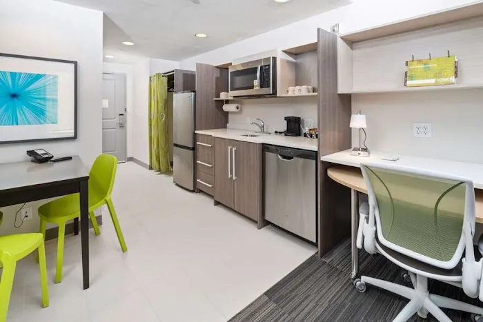 Home2 Suites by Hilton Newark Airport 4