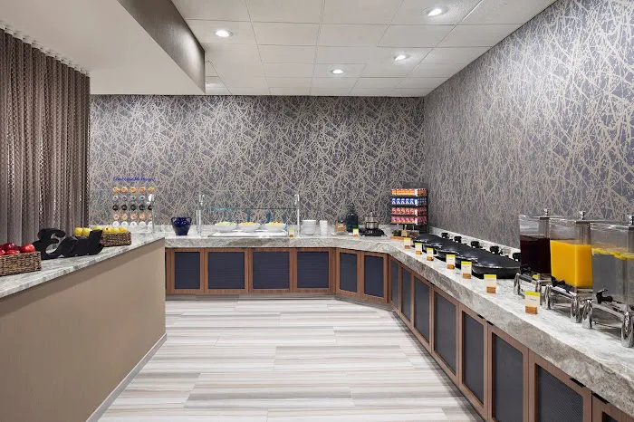 DoubleTree by Hilton Hotel Newark Airport 4