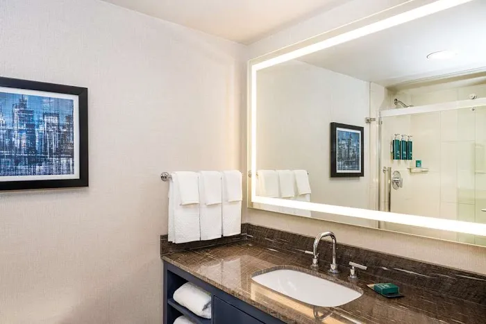 DoubleTree by Hilton Hotel Newark Airport 4