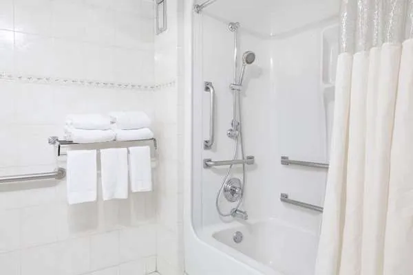 Howard Johnson by Wyndham Newark Airport 4