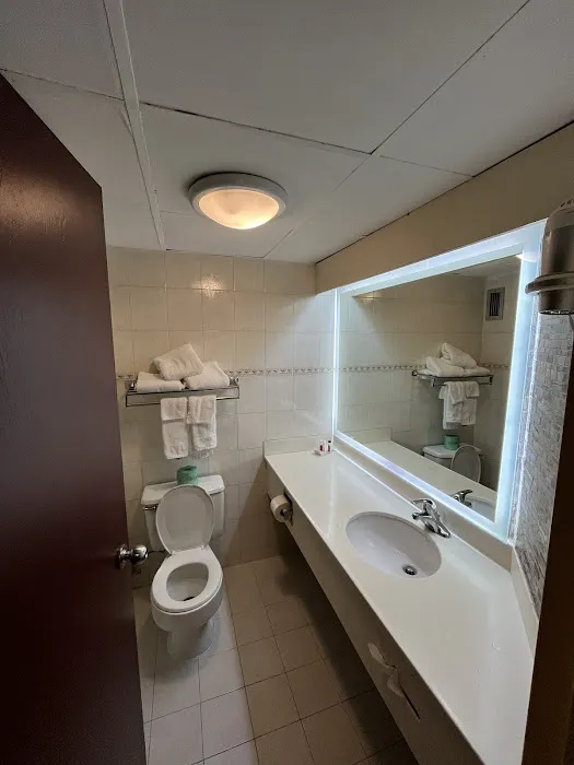 Howard Johnson by Wyndham Newark Airport 4