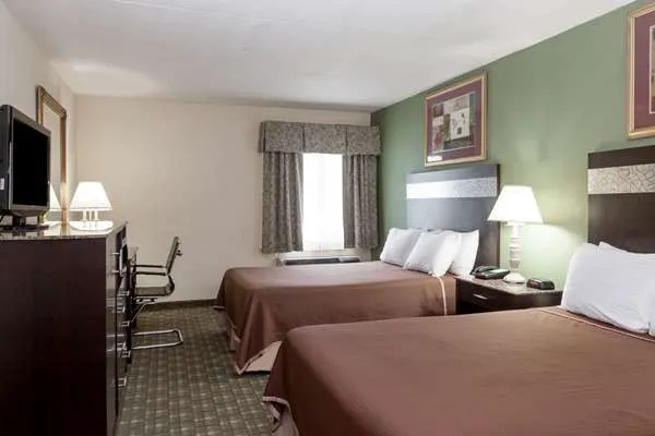 Howard Johnson by Wyndham Newark Airport 4