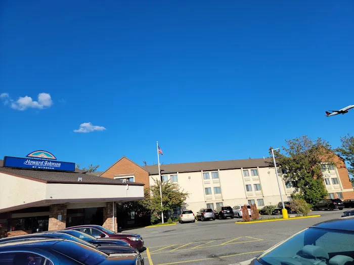 Howard Johnson by Wyndham Newark Airport 4