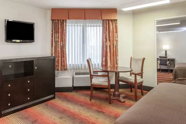 Howard Johnson by Wyndham Newark Airport 4