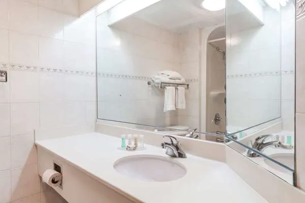 Howard Johnson by Wyndham Newark Airport 4
