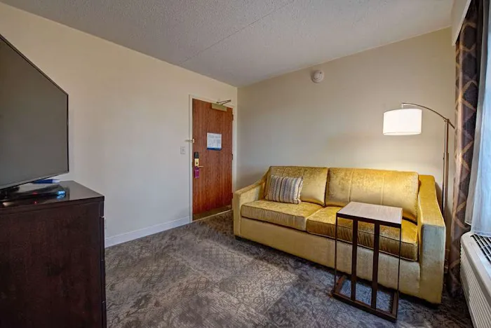 Hampton Inn & Suites Rockville Centre 4